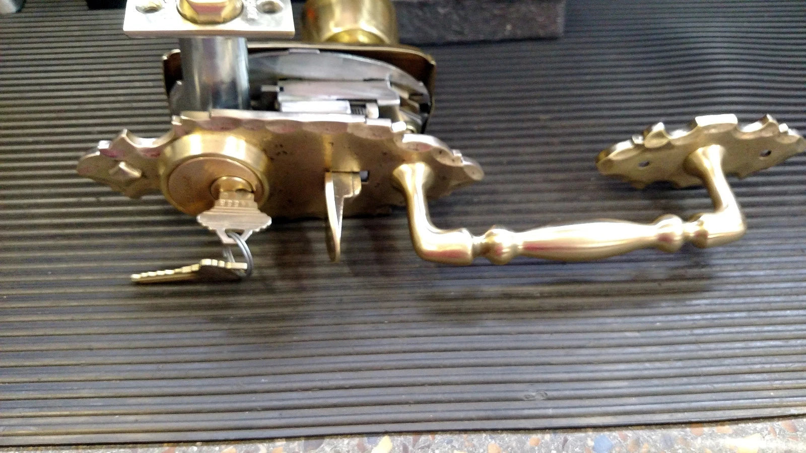 Schlage E Series handleset Dorchester Design 605 With Murchison Interior Trim
