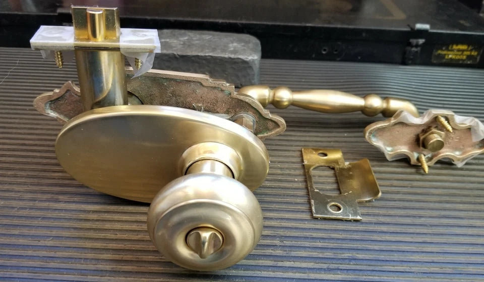 Schlage E Series handleset Dorchester Design 605 with Strike Plate.